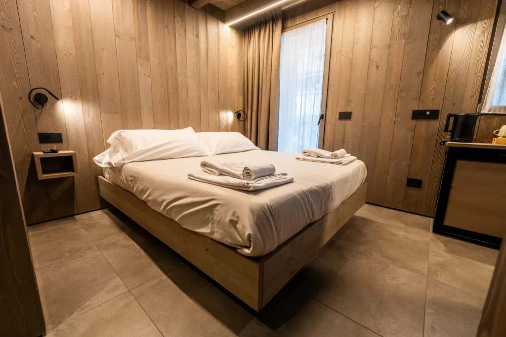 Letto della camera King Deluxe a Ponte di Legno