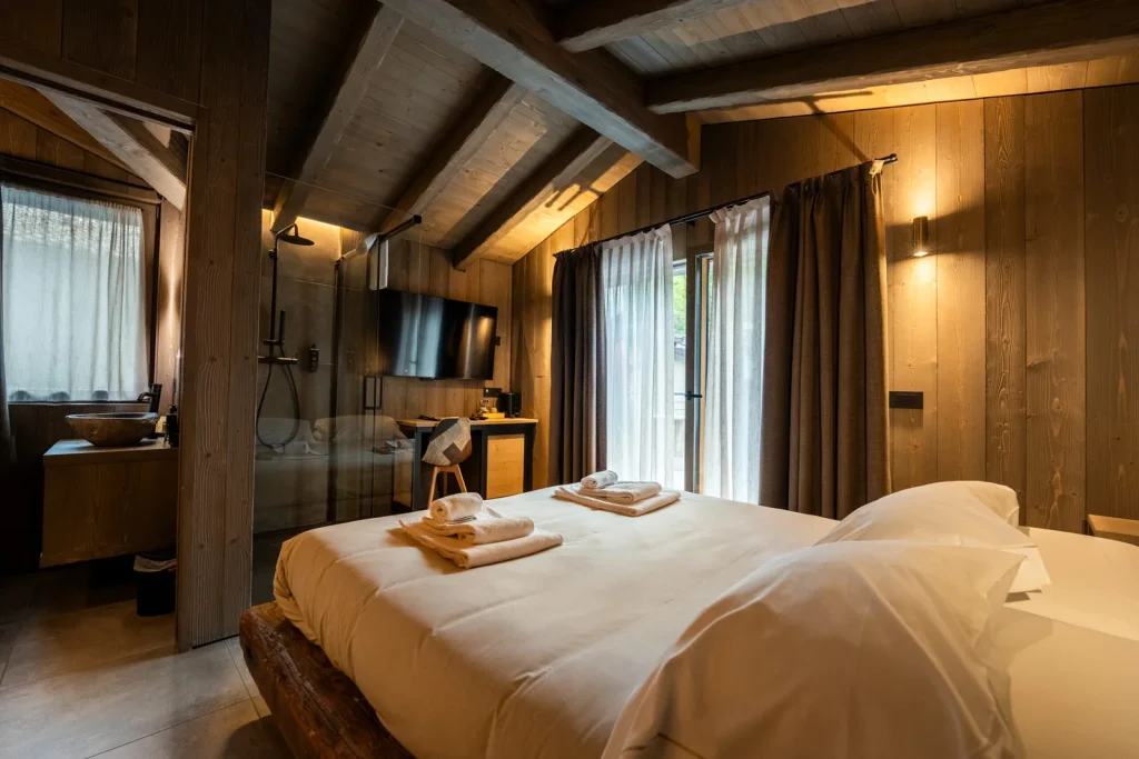 Interni della camera King con Jacuzzi di Le Suites