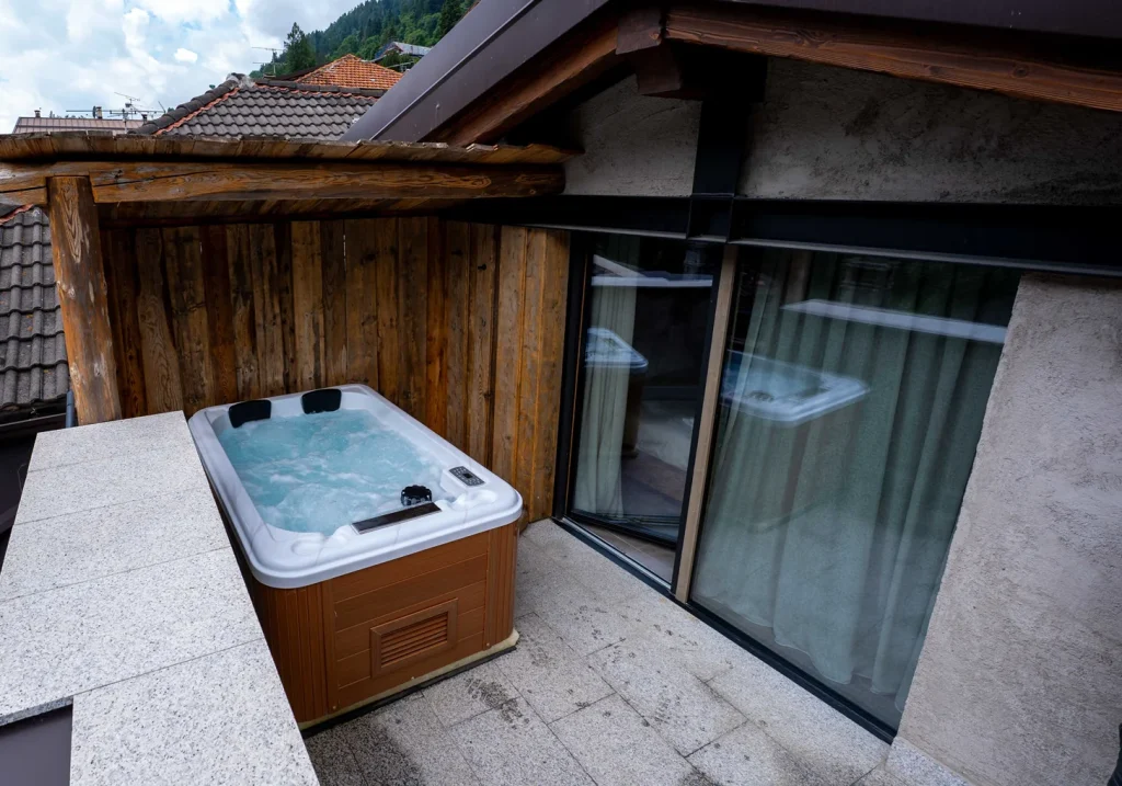 Jacuzzi privata esterna della camera King a Ponte di Legno