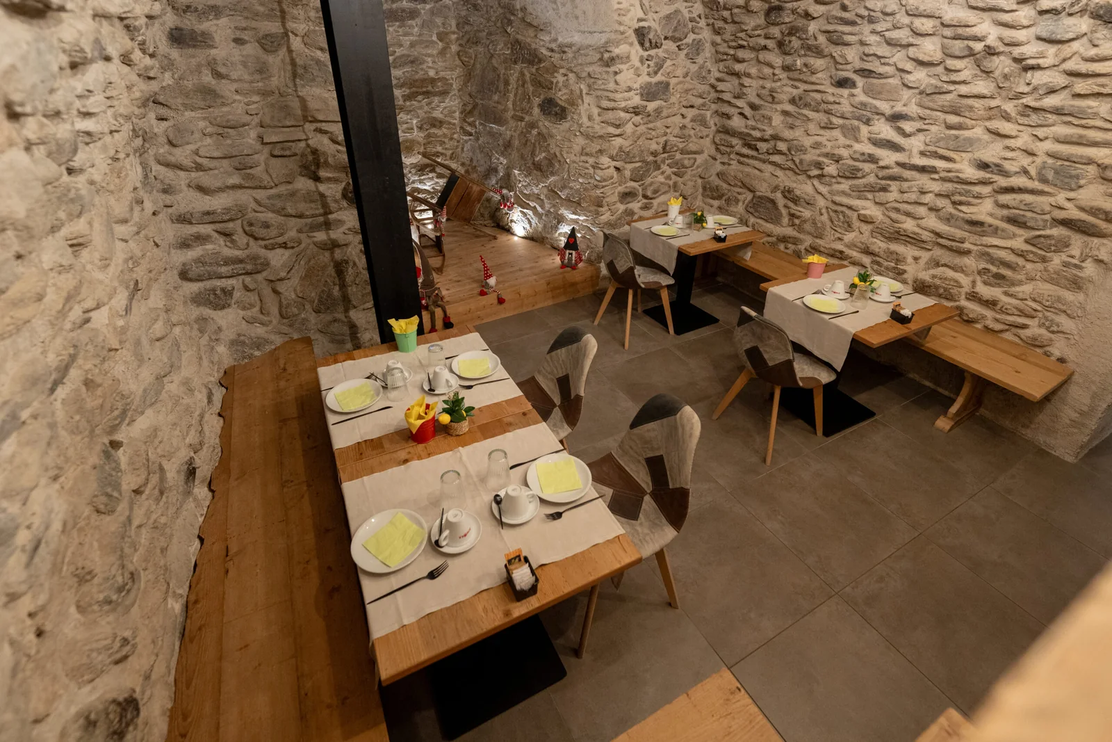 Sala colazioni nella tipica volta in pietra di Le Suites a Ponte di Legno